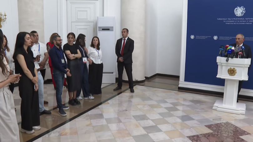 Ես խորհուրդ եմ տալիս, որ բազմաթիվ մարդիկ ձեզ դատի տան. Փաշինյանը այդ կերպ չպատասխանեց լրագրողի հարցին