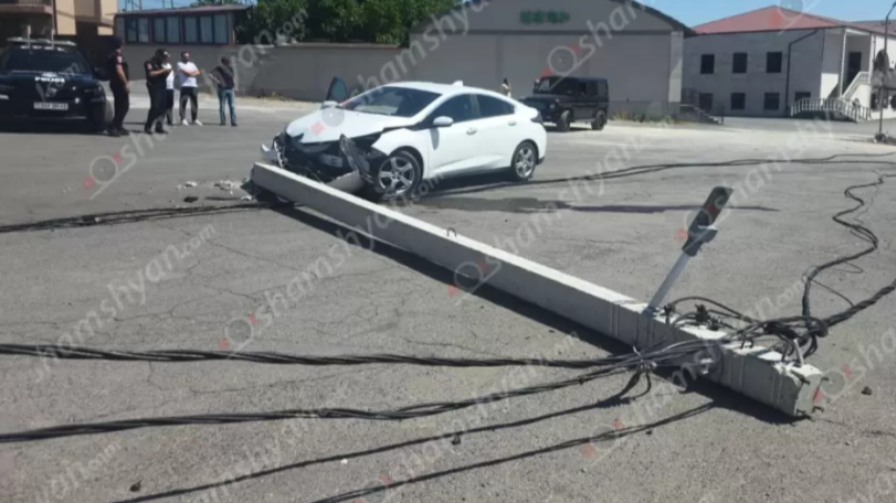 «Chevrolet»-մ տապալել է 3 բետոնե էլեկտրասյուն․ վարորդին առաջինը օգնության են հասել ռեստորանի աշխատակիցները
