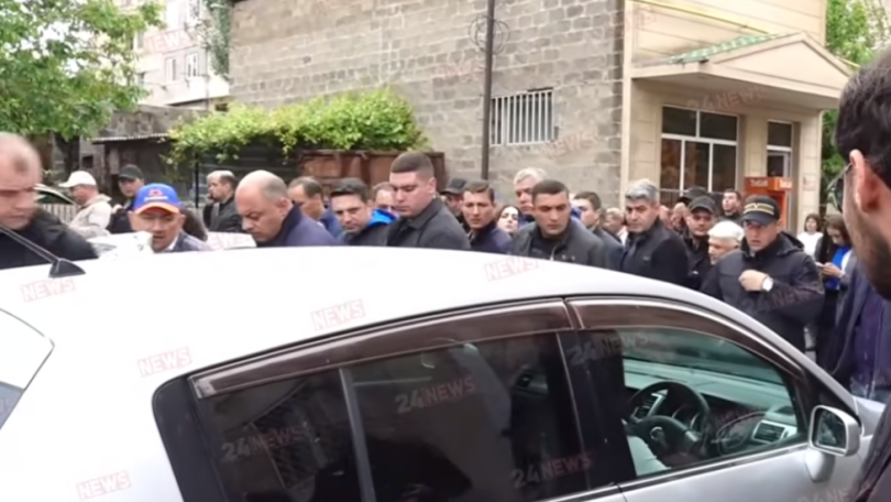 Հլը սրան նայեք, լակոտ, փակեք դուռը...գրողի ծոցը գնաք. Լարված վիճակ Մասիսում Փաշինյանի կողքին
