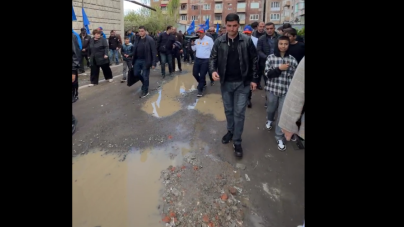 Փաշինյանը քարոզարշավ է անցկացնում Գյումրում՝ շրջանցելով ասֆալտազուրկ փողոցների ջրափոսերը
