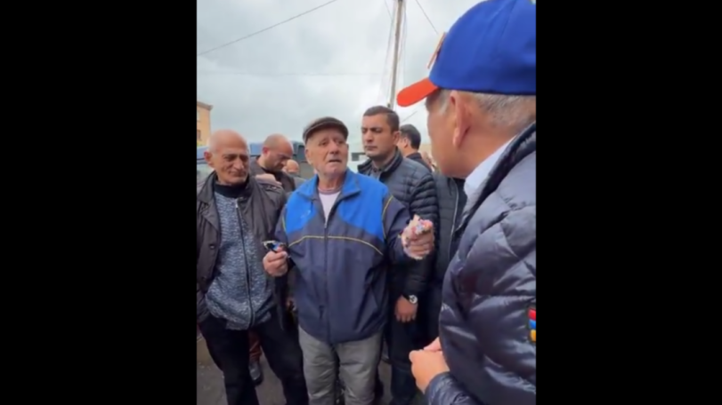 Տո լավ, այ մարդ, ընձի բան մի սորվցրա, ես եղել եմ քո չափ, նոր եղել եմ էսքան. Գյումրեցի թոշակառուն՝ Փաշինյանին