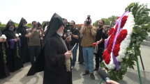 Armenian church leader visits Sardarapat Memorial on Republic Day