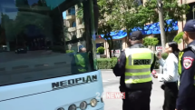 Պարեկները տուգանեցին «Ուժեղ Հայաստան»-ի ավտոբուսը ապակու վերևի հատվածում Սամվել Կարապետյանի դիմանկարի համար