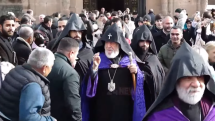 Գարեգին Երկրորդն իր օրհնությունը փոխանցեց Մայր տաճարում ներկա հավատավոր ժողովրդին