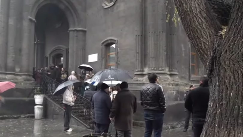 «Յոթ Վերք» եկեղեցուց դուրս բերեցին Գարեգին Երկրորդի անունը հնչեցրեծ քաղաքացուն