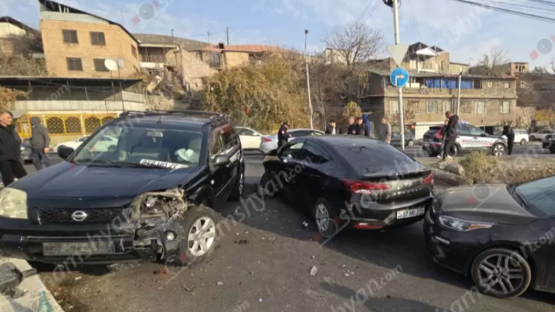 Խոշոր ավտովթար «Nissan X-Trail»-ի, «Hyundai Elantra»-ի և «Kia»-ի մասնակցությամբ