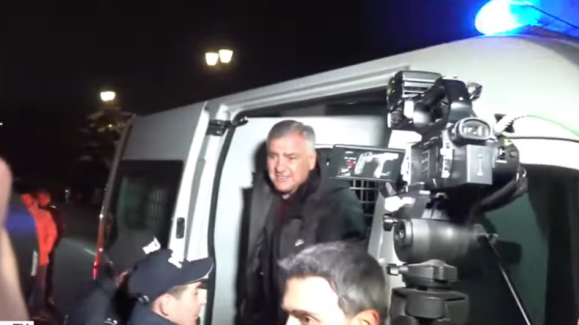 Սամվել Կարապետյանի տան դիմաց հավաքված աջակիցները նրան դիմավորեցին ծափերով, գրկախառնություններով
