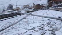 Արտակարգ դեպք՝ Երևանում. Մաշտոցի պողոտայի թունելի մոտ երկաթե երկու էլեկտրասյուներ հիմքից պոկվել ու տապալվել են՝ փակելով ճանապարհը