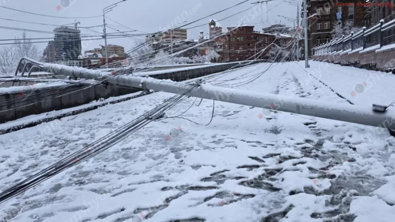 Արտակարգ դեպք՝ Երևանում. Մաշտոցի պողոտայի թունելի մոտ երկաթե երկու էլեկտրասյուներ հիմքից պոկվել ու տապալվել են՝ փակելով ճանապարհը