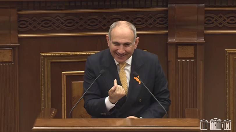 Այսինքը՝ ապրիլի 1-ից մեր բարձրացրած թոշակով թոշակառուն կարող է հինգ հատ Գյումրի-Լառնակա «տուդա-աբռատնա» ավիատոմս առնի. Նիկոլ Փաշինյան