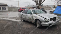 19-ամյա վարորդը «Mercedes»-ով բախվել է բաժանարար գոտու բազալտե եզրաքարերին, էլեկտրասյանը և գլխիվայր հայտնվել երթևեկելի գոտում