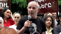 Боксер и тренер Исраел Акопкохян объявил голодовку у здания ЦИК Армении