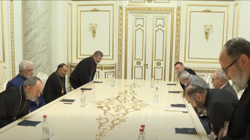 Ուզում եմ շնորհակալություն հայտնել ձեզ, որ ընդունել եք հրավերը և պատրաստ եք նման խոսակցության. Փաշինյանը՝ կաթողիկոսի դեմ դուրս եկածներին