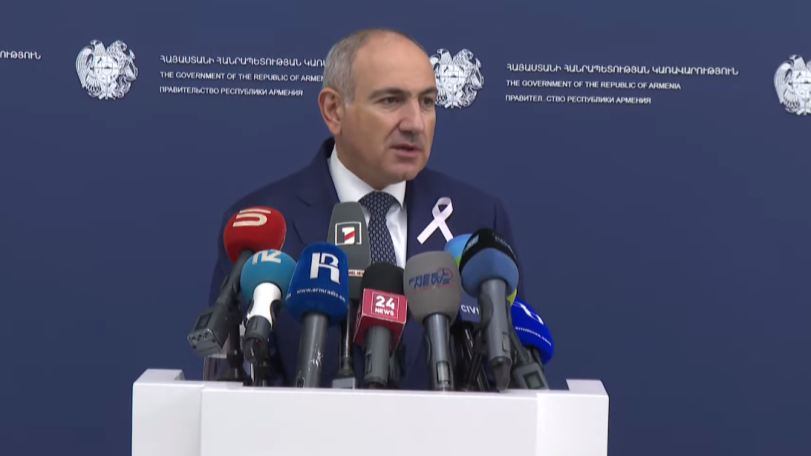 Pashinyan says he maintains regular contact with Aliyev since August 8