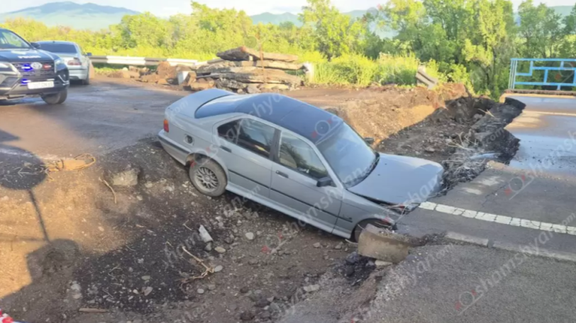 «BMW»-ն հայտնվել է ուժեղ կայծակի հետևանքով «պայթած», ճանշինի կողմից փորված փոսում