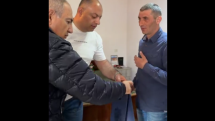 Տուն ենք մտել, հո՞ դատարկ ձեռքով չէինք մտնելու, եղբա՛յր. Փաշինյանը քարոզարշավի ժամանակ նվեր տվեց զինվորականին