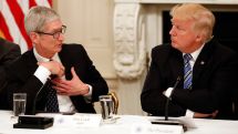 Трамп рассказал, как глава Apple звонил ему, чтобы «поцеловать в задницу»