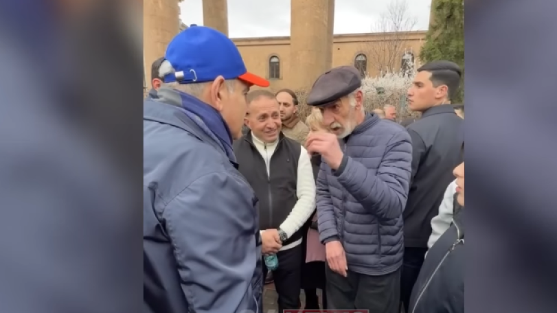 Պաշտոնյաներին էդքան պրեմիաներ մի տվեք, մենք էլ ենք ուզում մսի կտոր ուտենք. Թոշակառուն՝ Փաշինյանին