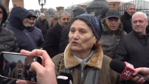 Եկել էր վարչապետը, թող լսեր մի հատ գյուղացուն, ոչ թե գար գաղտնի, ախրաննիկներով ու փախնի ժողովրդից. Լարված իրավիճակ՝ Փաշինյանի կողմնակիցների միջև
