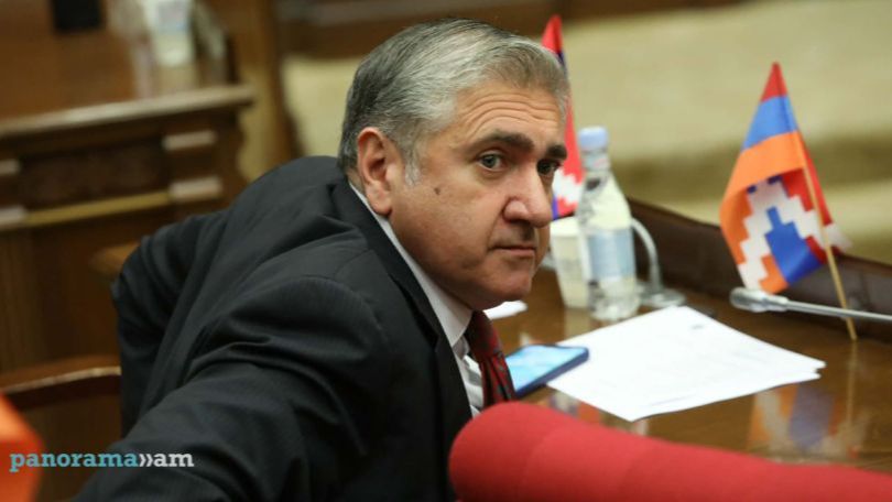 Ըստ Միրզոյանի՝ Արցախում հայերը հանգիստ ու խաղաղ ապրում էին պուպուշ ադրբեջանցիների հետ, իսկ «ազատության թշնամիները» եկան ու այդ շոկոլադե հարաբերությունները խափանեցին. Խաչատրյան