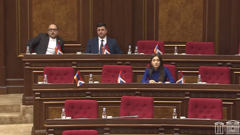 Անբարոյականը տեղովդ ես, քեզ հանգիստ պահի, անասուն. ԱԺ-ում կրքերը թեժացան