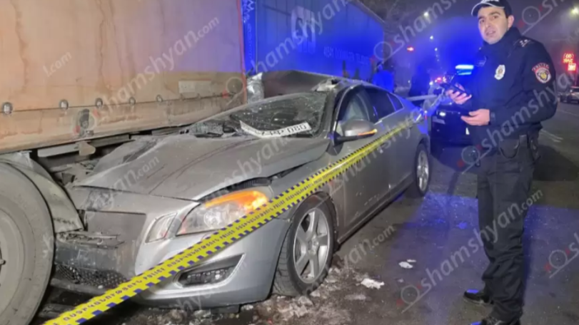 ՊԵԿ աշխատակիցը «Volvo»-ով մխրճվել է բեռնատար «Mercedes»-ի հետնամասը․ բժիշկները պայքարում են նրա կյանքի համար