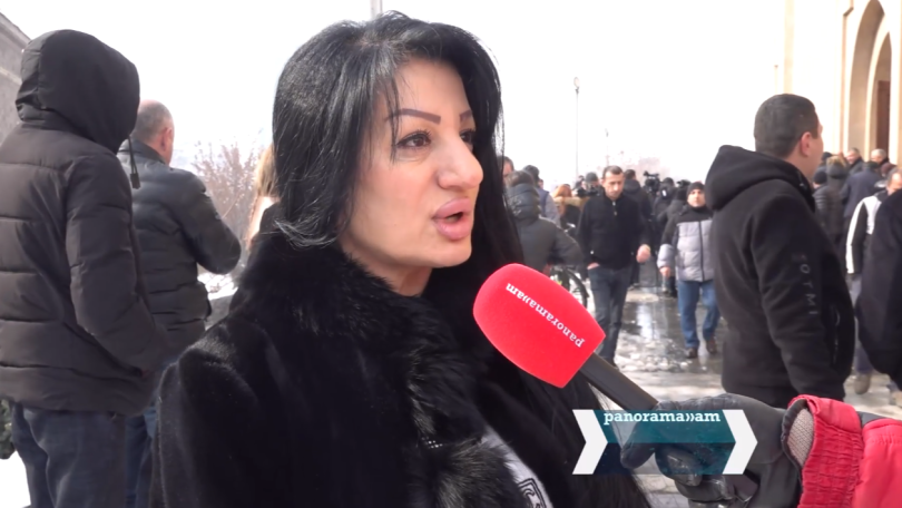 Գիտակից հայն այստեղ է, և ոչ Էջմիածնում,- Նիկոլ Փաշինյանի աջակիցը՝ Սուրբ Գրիգոր Լուսավորիչ եկեղեցու բակից
