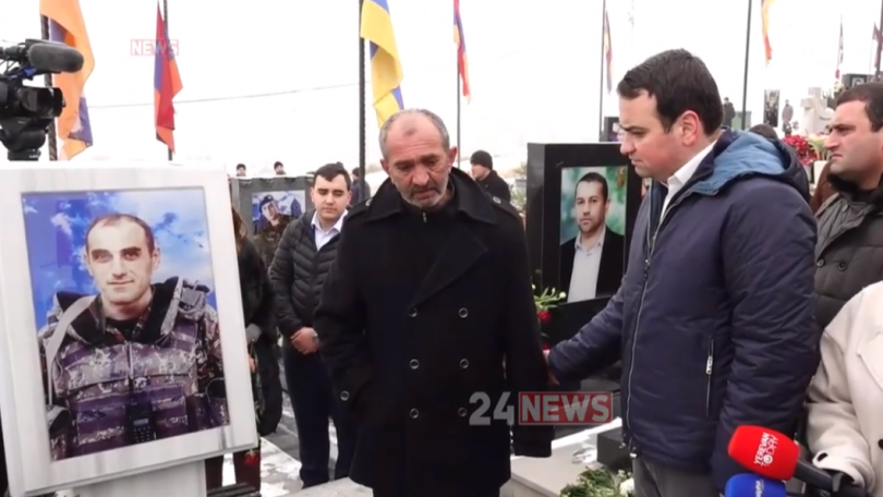 «Сделайте все, чтобы их следа не осталось»: эмоциональный призыв матери погибшего солдата – к Нареку Карапетяну