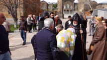 Գարեգին Երկրորդն օրհնեց պատարագին մասնակցող հավատավոր քաղաքացիներին