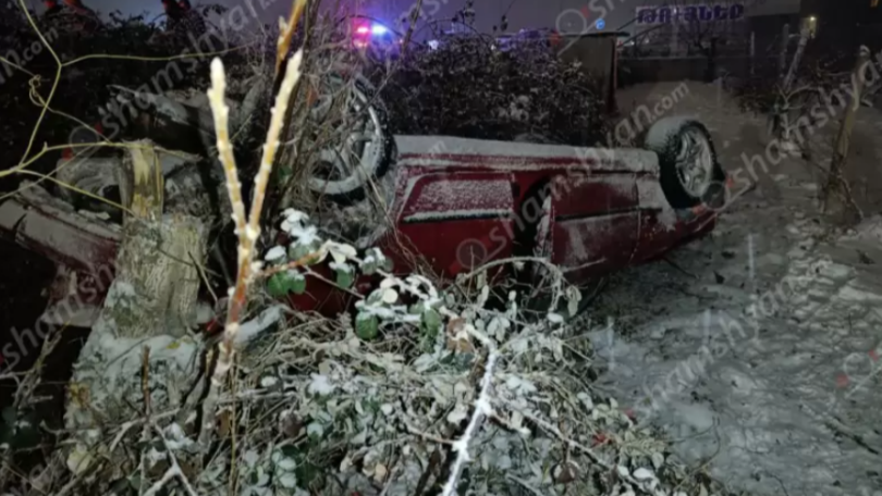 «Mercedes»-ին բախվելուց հետո «BMW»-ն գլխիվայր հայտնվել է բնակչի հողամասում