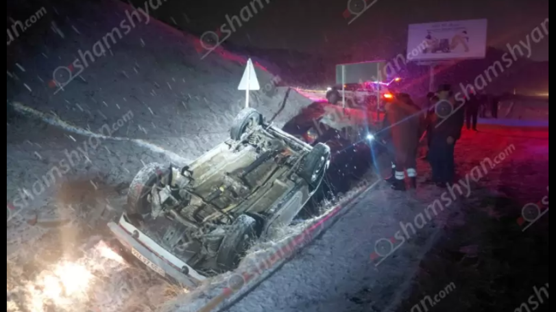 58-ամյա վարորդը «ՎԱԶ 2121»-ով գլխիվայր հայտնվել փոսում․ 3 վիրավորներից 2-ը անչափահասներ են