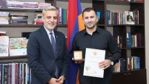 Երաժշտարվեստի ոլորտում ունեցած ավանդի համար Կարինե Հովհաննիսյանը և Վարդան Բադալյանը պարգևատրվել են ԿԳՄՍՆ մեդալով