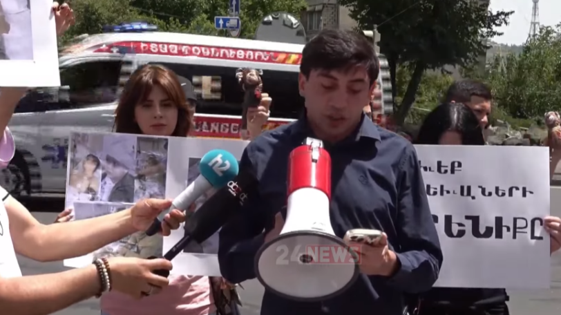Իմ երեխայի խաղալիքը մնաց Մարտակերտում. Ակցիա Նիկոլ Փաշինյանի տան դիմաց