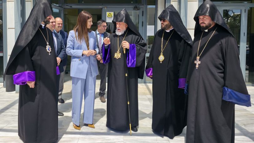 Արամ Առաջինը հանդիպել է Հունաստանի կրթության, կրոնական հարցերի ու մարմնակրթության նախարար Սոֆիա Զախարաքի հետ
