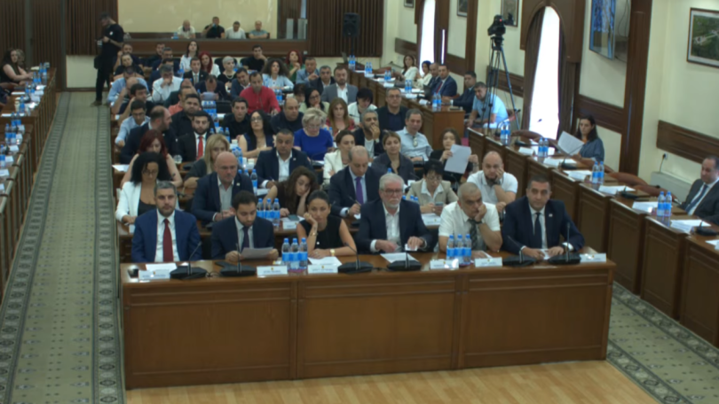 Ավագանու ՔՊ-ական անդամները «Հանրային ձայն» խմբակցության անդամ Արտակ Գալստյանին չզրկեցին մանդատից