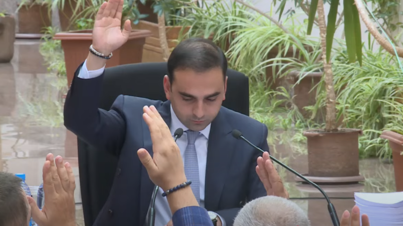 Կնոպկա սեղմոցի չէ, ձեռք բարձրացնոցի է. Ավինյանը օրակարգից հանեց Գայի պողոտայում շենքի կառուցման նախագիծը՝ ավտոմատ տալով թույլտվություն