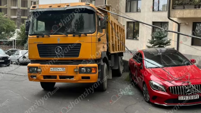 Крупное ДТП в Ереване: грузовик повредил несколько дорогих машин