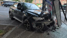 Երևանում անչափահասը BMW-ով բախվել է գովազդային վահանակին և հայտնվել մայթին, կա վիրավոր