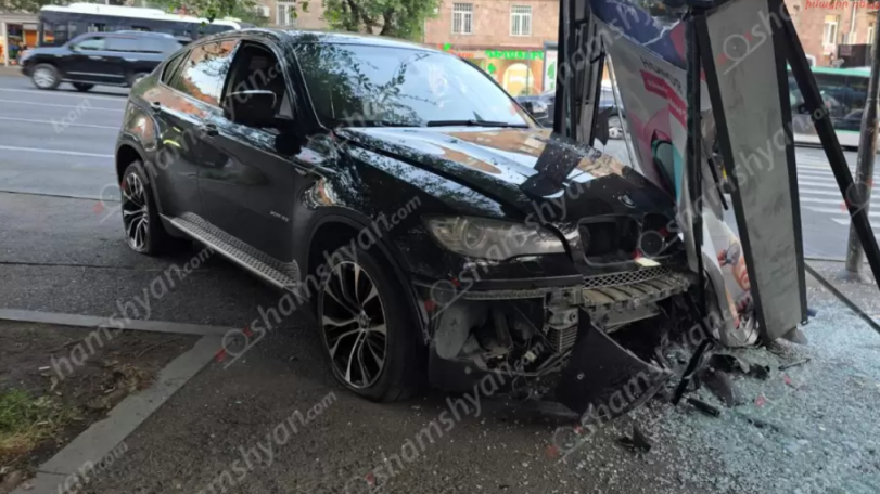 Երևանում անչափահասը BMW-ով բախվել է գովազդային վահանակին և հայտնվել մայթին, կա վիրավոր