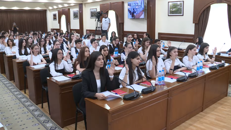 Երկար ժամանակ նման կիրթ քննարկում չէի լսել. Սերոբ Խաչատրյանը՝ ընթացող դպրոցական ավագանու նիստի մասին