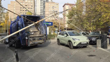 Երևանի քաղաքապետարանի աղբատար «KamAZ»-ը կոտրել է գազատար խողովակներն ու էլեկտրասյաունը, վնասվել 3 ավտոմեքենա