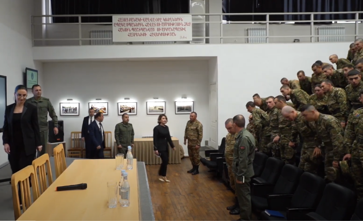 Զինվորական ողջույն է, բայց խոնարհման վերաբերյալ պնդման հետ համաձայն չեմ. ՊՆ մամուլի քարտուղարը՝ կուրսանտների՝ գլխավոր դատախազին ողջունելու մասին