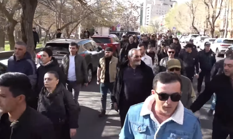 Ի պաշտպանություն խոշտանգված Տիգրան Ուլուբաբյանի բողոքի ակցիան շարունակվեց դեպի ՆԳՆ երթով