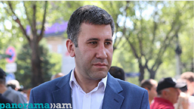 Սիրելի՛ Էջմիածնեցիներ, սիրելի՛ Խոյեցիներ, խնդրում եմ ձեր քվեով նենց անեք, որ կիրակի օրը Վաղարշապատում այս ուրացողները մերժվեն. Ռուբեն Մելիքյան