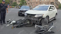 Բախվել են «Nissan Rogue»-ը ու առանց համարանիշի մոտոցիկլը, վերջինիս վարորդը տեղափոխվել է հիվանդանոց