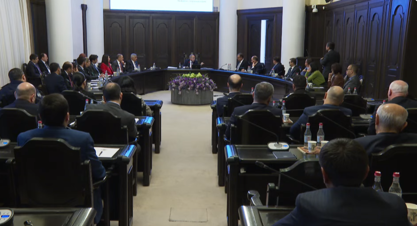 Փաշինյանի բուռն մենախոսության ավարտին անվտանգության աշխատակիցը բացեց դահլիճի դուռը
