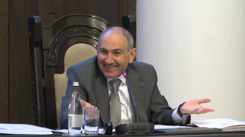 Ժողովուրդ,  ես ե՞մ մեղավորը, որ ծխում գցում եք, ես 2004 թվից չեմ ծխում. Փաշինյան