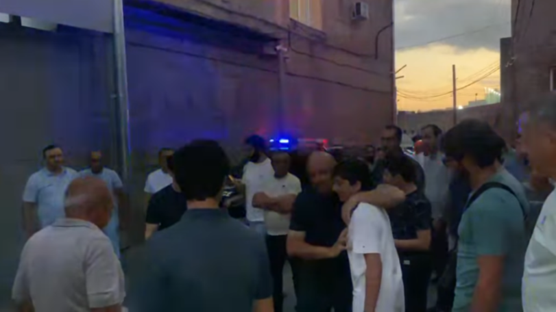 Քննչական կոմիտեի դիմաց շուրջ հինգ ժամ սպասելուց հետո միայն պատգամավոր Արթուր Սարգսյանին քննիչները հրավիրեցին ներս. Մանուկյան