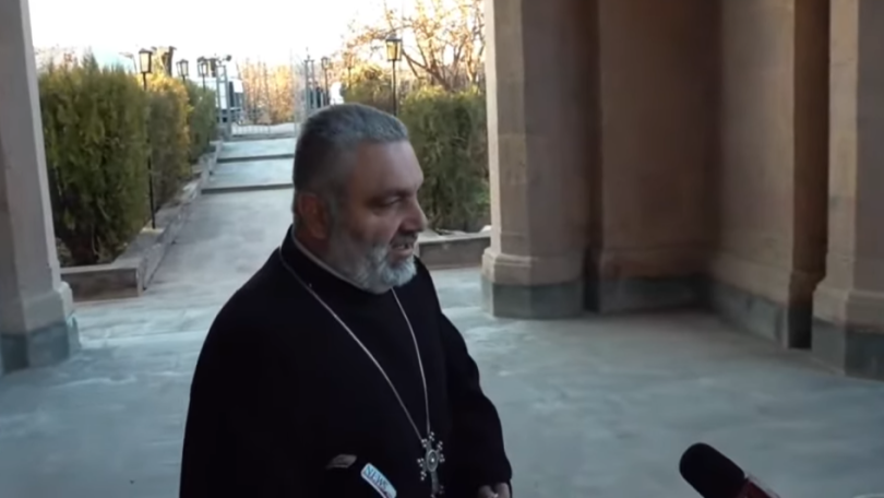 Ավելի խելացի հարց չունեի՞ք. Այսօր Փաշինյանի առաջ Գարեգին Բ-ի անունը զեղչել պատրաստվող քահանա Մաշտոց Ստեփանյան