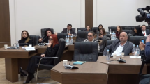 Armenian MP gives handcuffs to Investigative Committee chief in protest against arrest practices